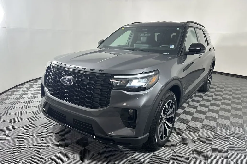 2025 Ford Explorer ST-Line photo 1