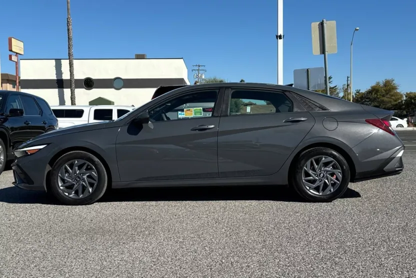 2024 Hyundai Elantra SEL photo 1