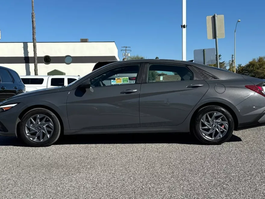 2024 Hyundai Elantra SEL photo 1