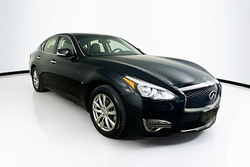 2017 Infiniti Q70 photo 1