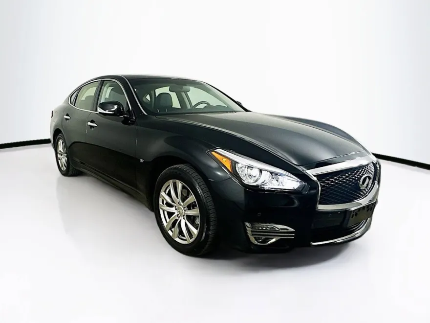 2017 Infiniti Q70 photo 1