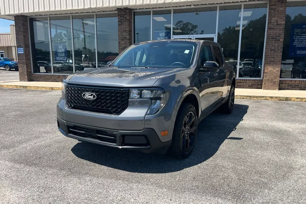 2025 Ford Maverick XLT photo 1