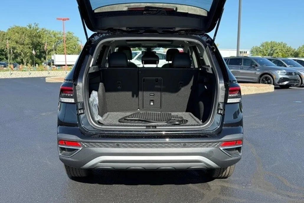2025 Volkswagen Taos SE photo 1