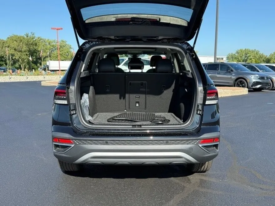 2025 Volkswagen Taos SE photo 1