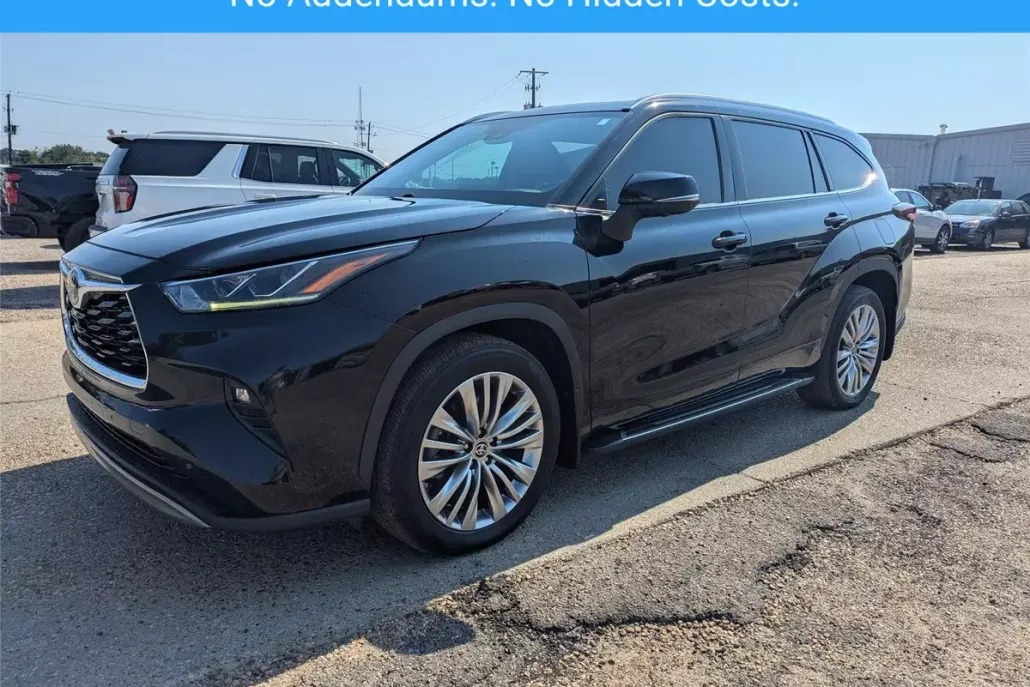 2024 Toyota Highlander LE photo 1