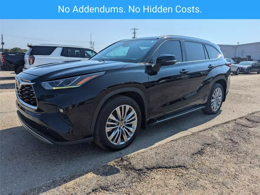 2024 Toyota Highlander LE photo 1