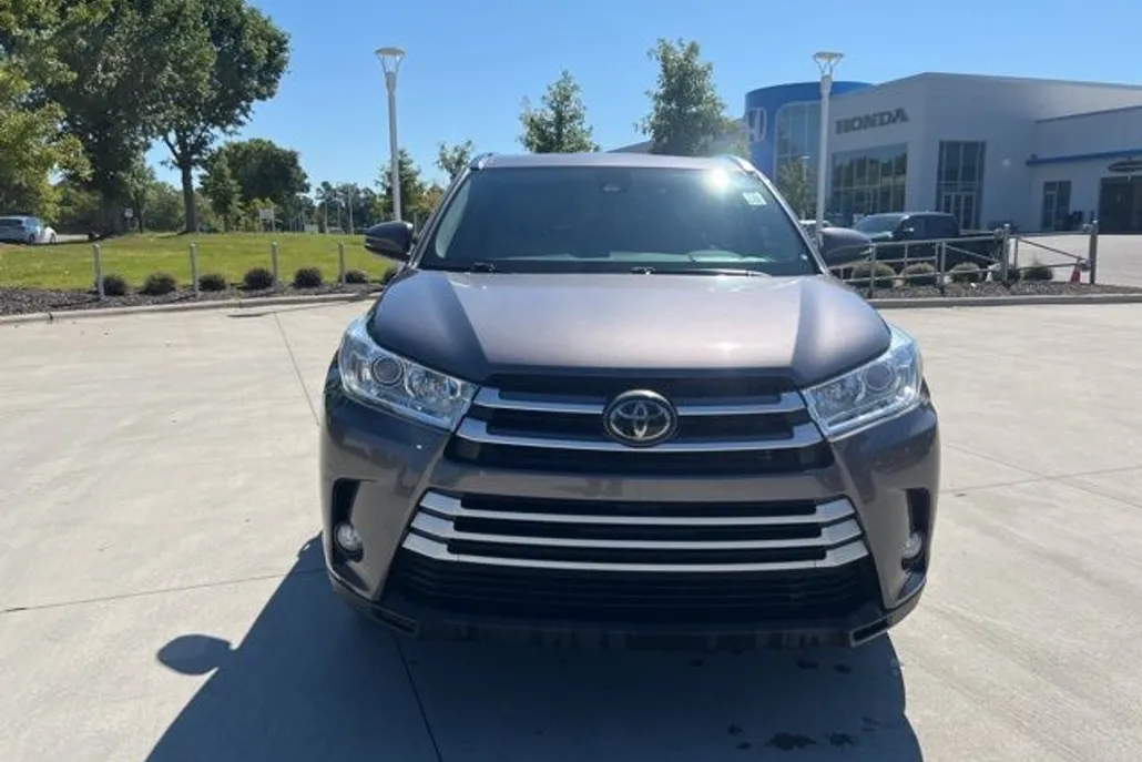 2019 Toyota Highlander XLE photo 1
