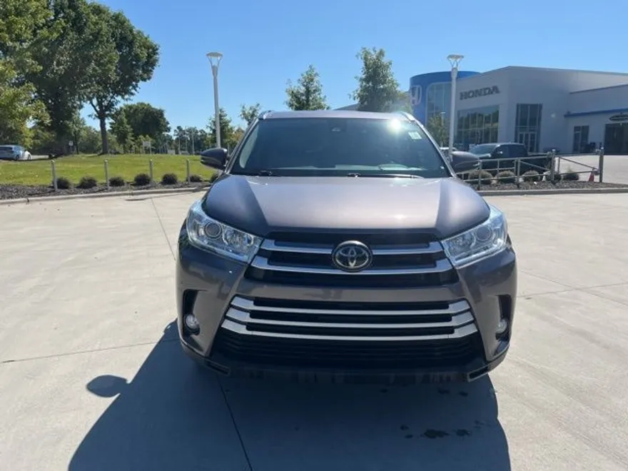 2019 Toyota Highlander XLE photo 1