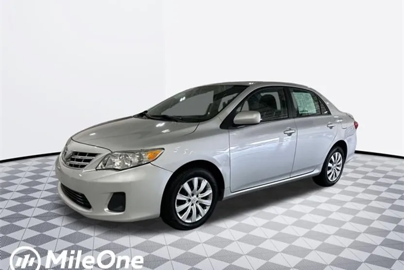 2013 Toyota Corolla LE photo 1