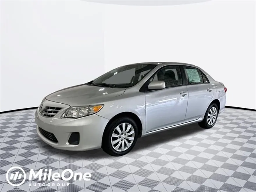 2013 Toyota Corolla LE photo 1