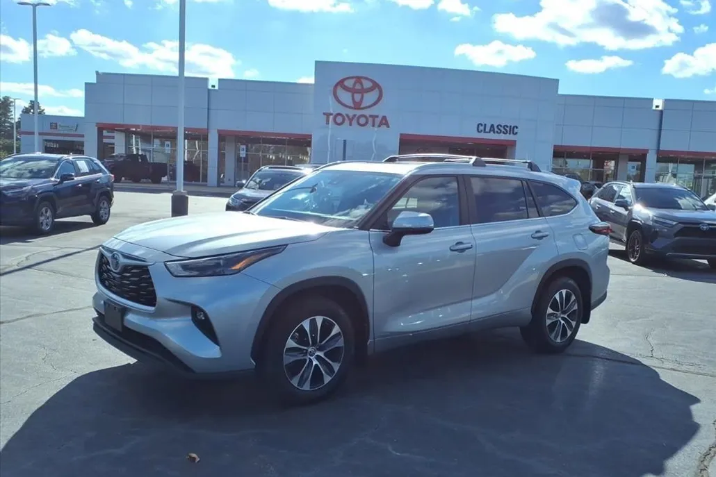 2024 Toyota Highlander Hybrid XLE photo 1