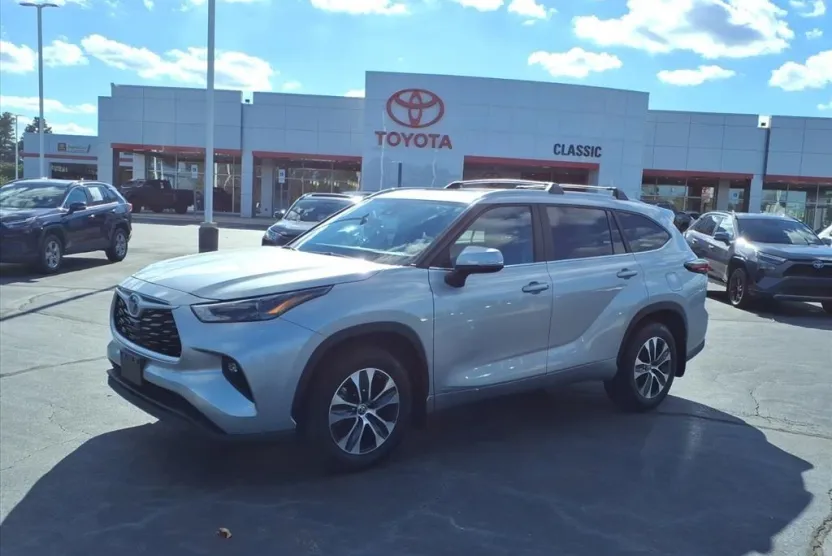 2024 Toyota Highlander Hybrid XLE photo 1