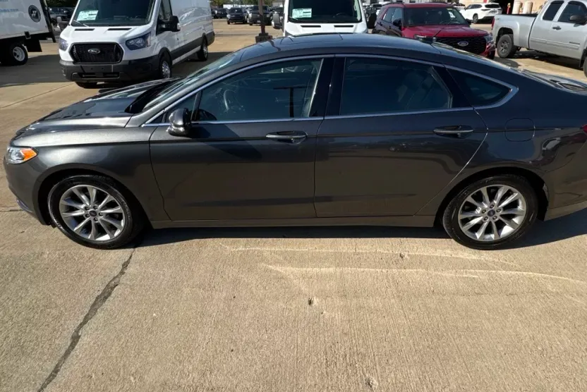 2017 Ford Fusion SE photo 1