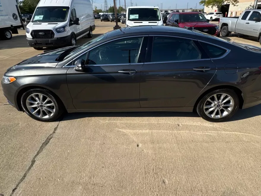 2017 Ford Fusion SE photo 1