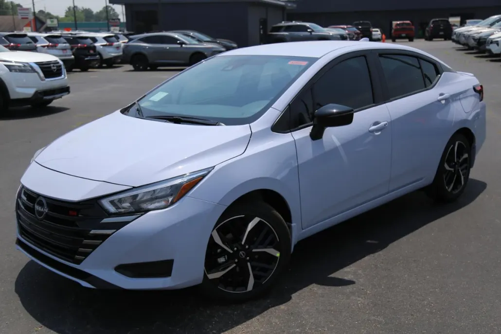 2025 Nissan Versa SR photo 1