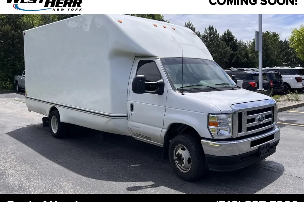 2025 Ford E-450 Cutaway photo 1