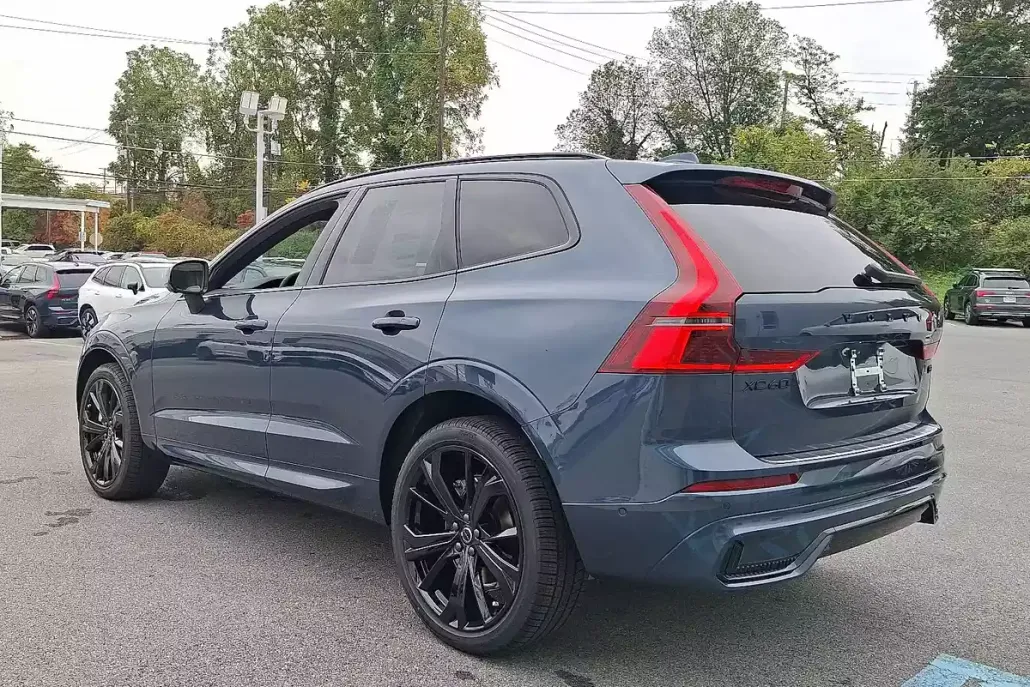 2026 Volvo XC60 B5 Black Edition photo 1