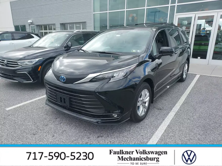 2025 Toyota Sienna XLE photo 1