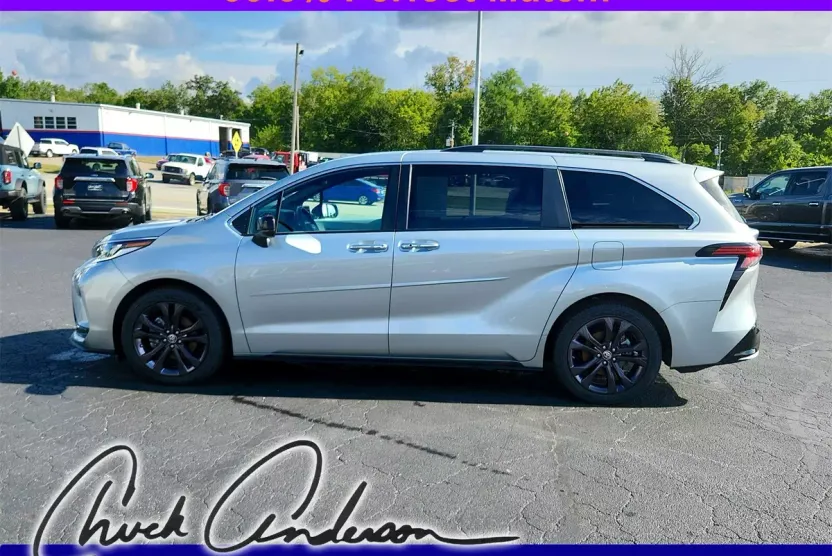2023 Toyota Sienna XSE photo 1