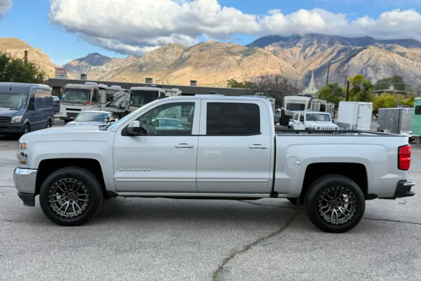 2017 Chevrolet Silverado 1500 LT photo 1