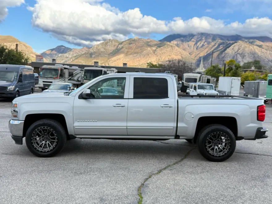 2017 Chevrolet Silverado 1500 LT photo 1