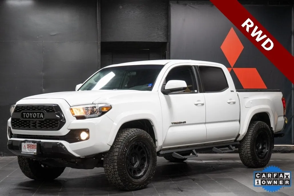 2017 Toyota Tacoma SR5 photo 1