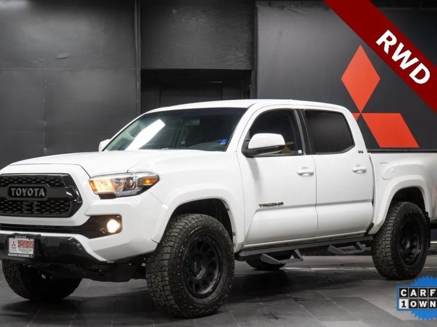 2017 Toyota Tacoma SR5 photo 1