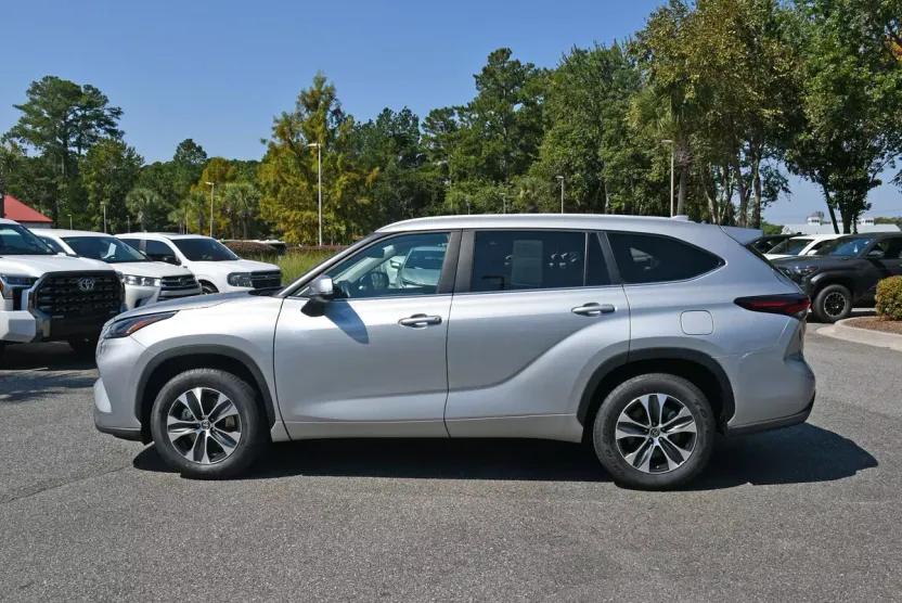 2024 Toyota Highlander XLE photo 1