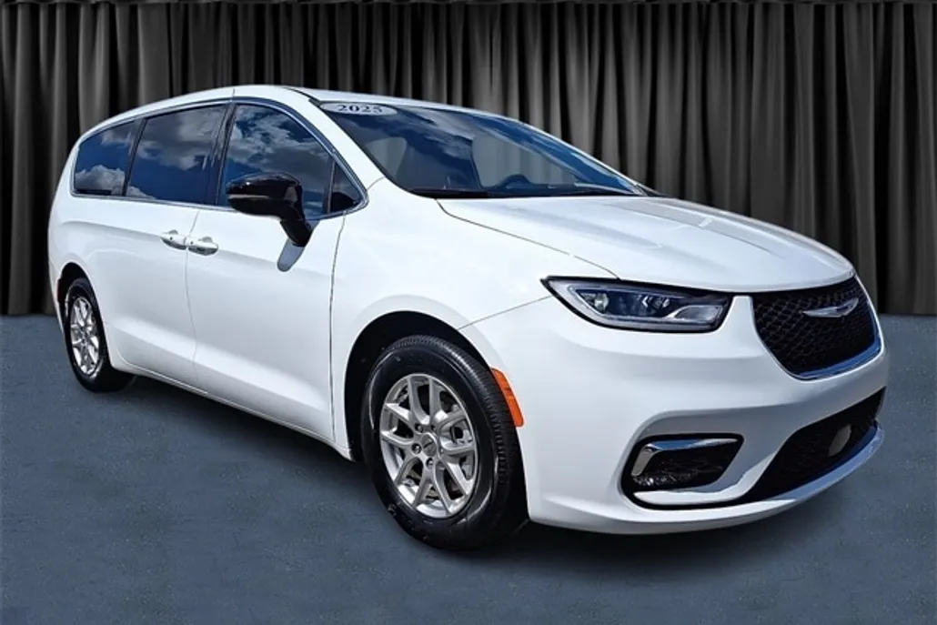 2025 Chrysler Pacifica photo 1
