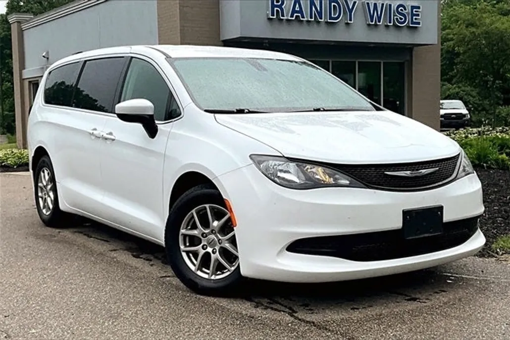 2022 Chrysler Voyager LX photo 1