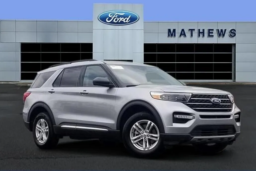 2023 Ford Explorer XLT photo 1