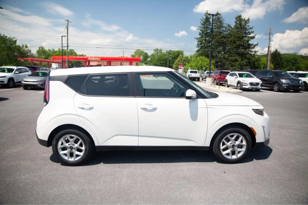 2023 Kia Soul LX photo 1