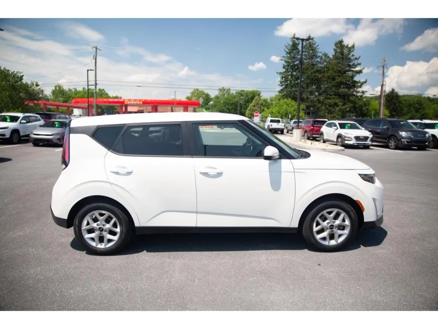 2023 Kia Soul LX photo 1