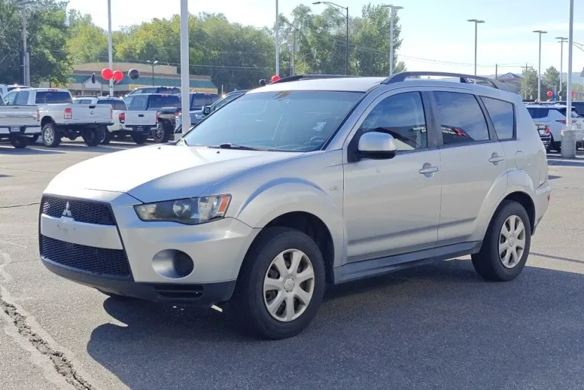 2012 Mitsubishi Outlander ES photo 1