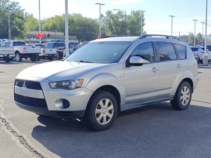 2012 Mitsubishi Outlander ES photo 1