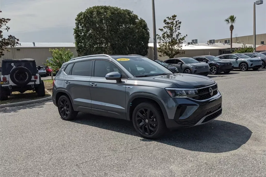 2023 Volkswagen Taos SE photo 1