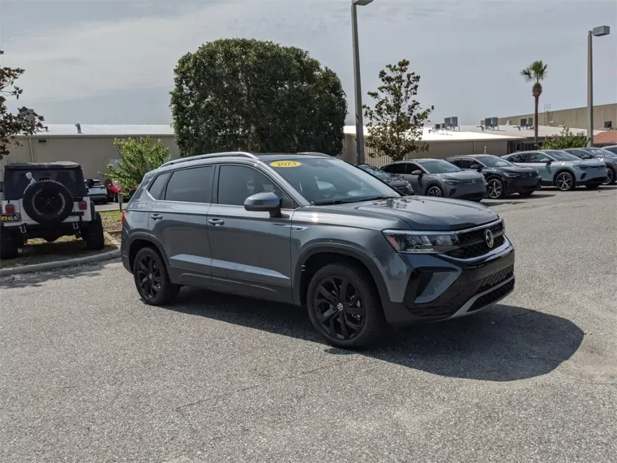 2023 Volkswagen Taos SE photo 1