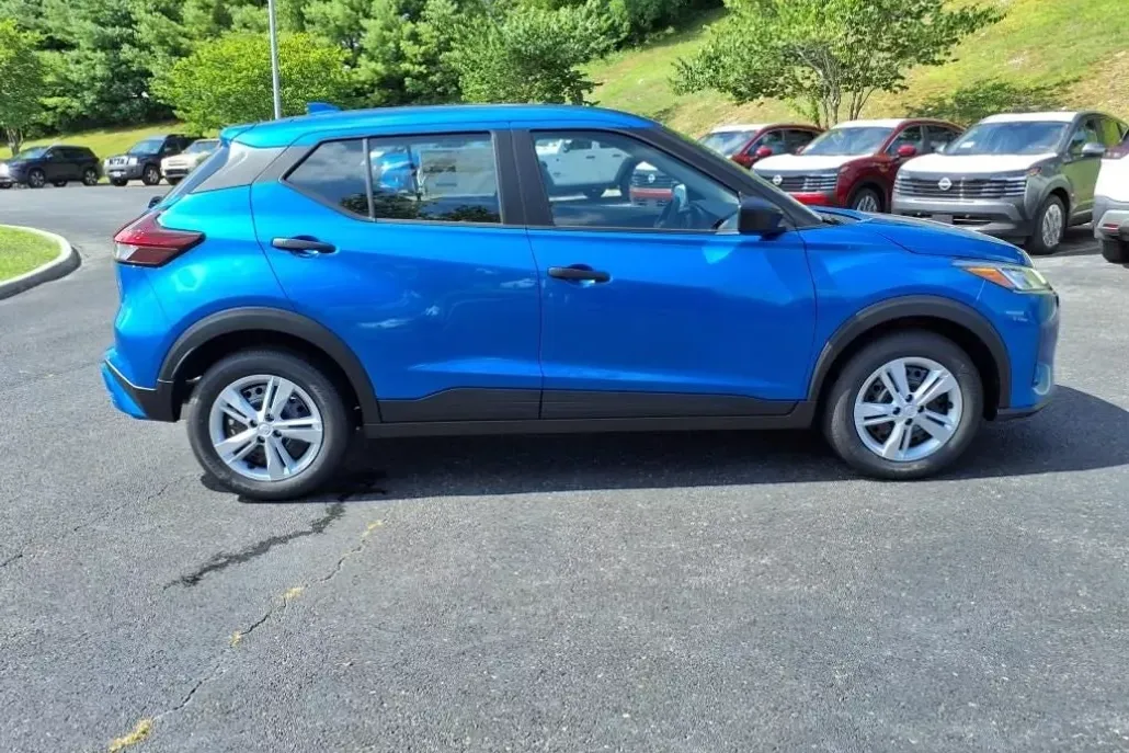 2025 Nissan Kicks Play S photo 1