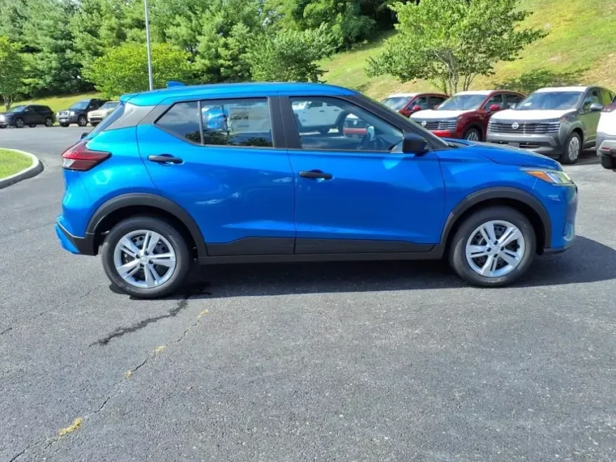 2025 Nissan Kicks Play S photo 1