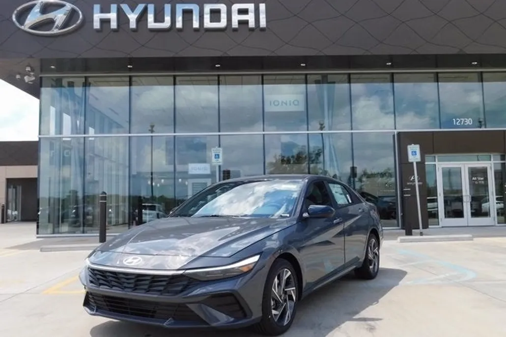 2025 Hyundai Elantra SEL Sport photo 1
