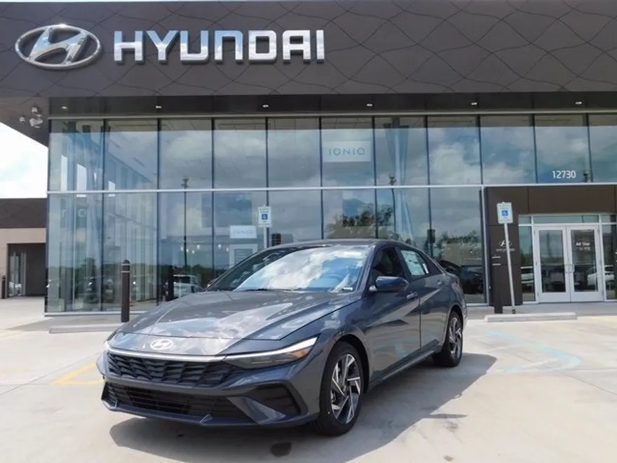 2025 Hyundai Elantra SEL Sport photo 1