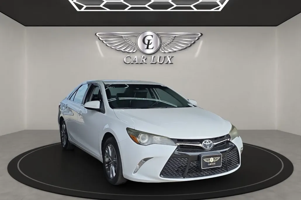 2015 Toyota Camry SE photo 1