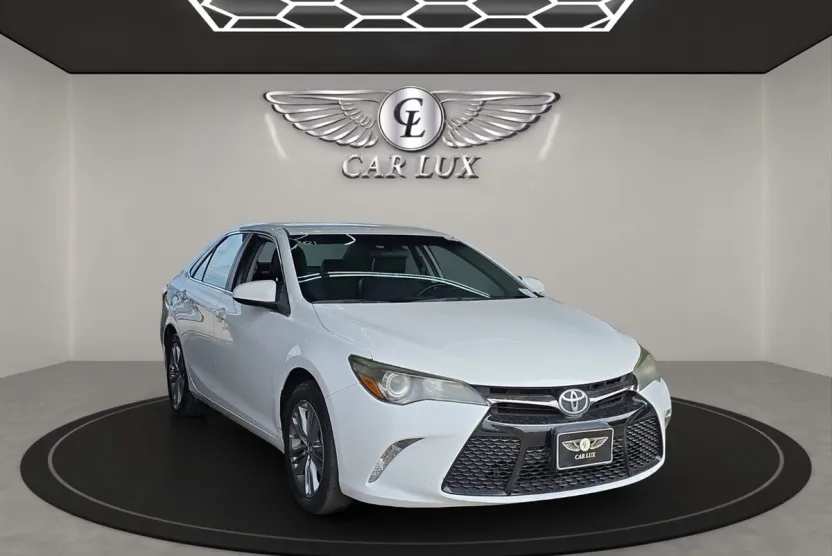2015 Toyota Camry SE photo 1