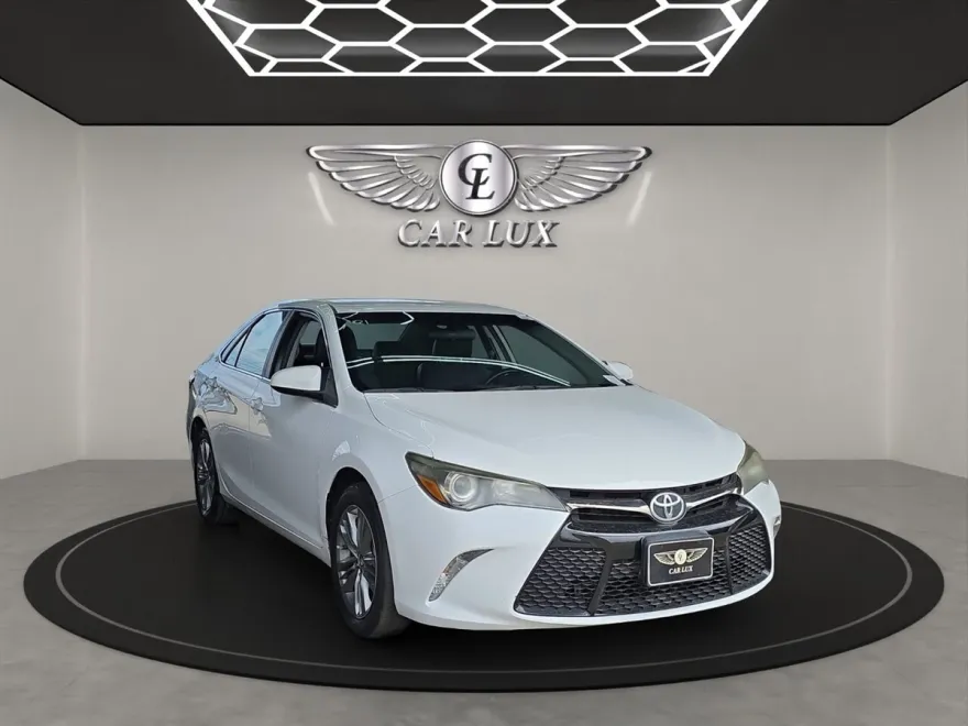 2015 Toyota Camry SE photo 1