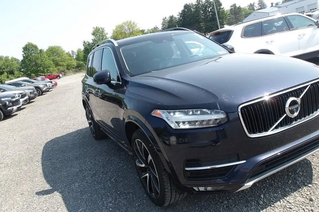 2019 Volvo XC90 Momentum photo 1