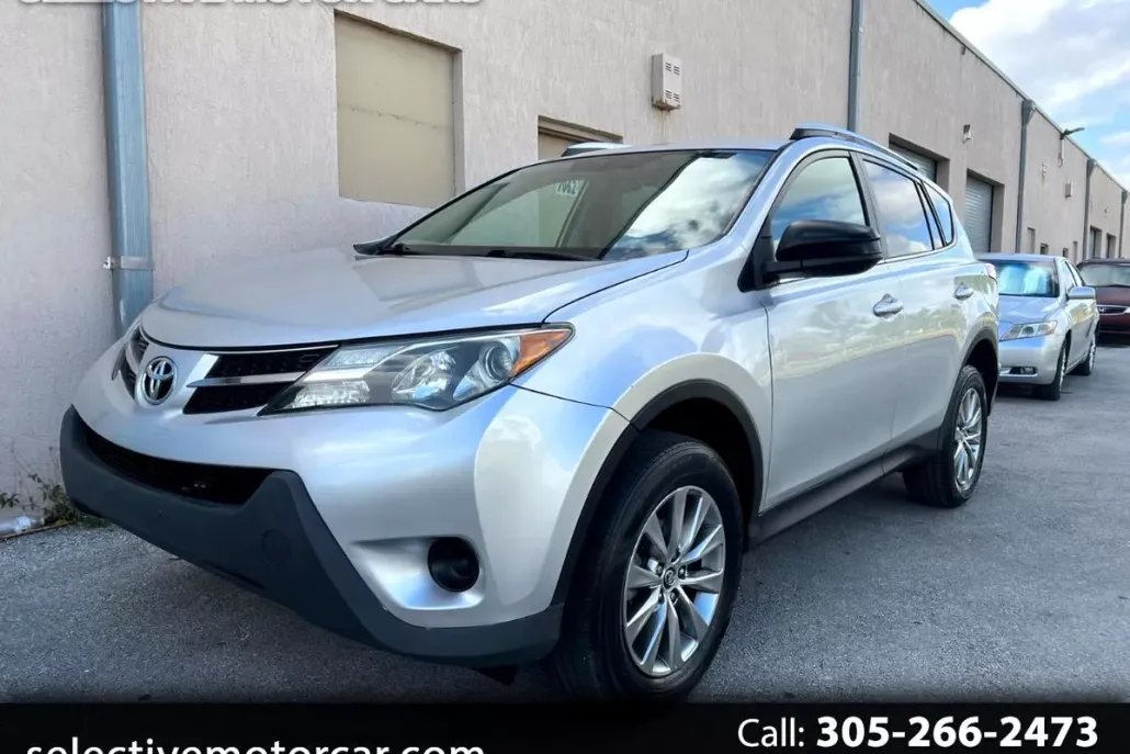 2013 Toyota RAV4 LE photo 1