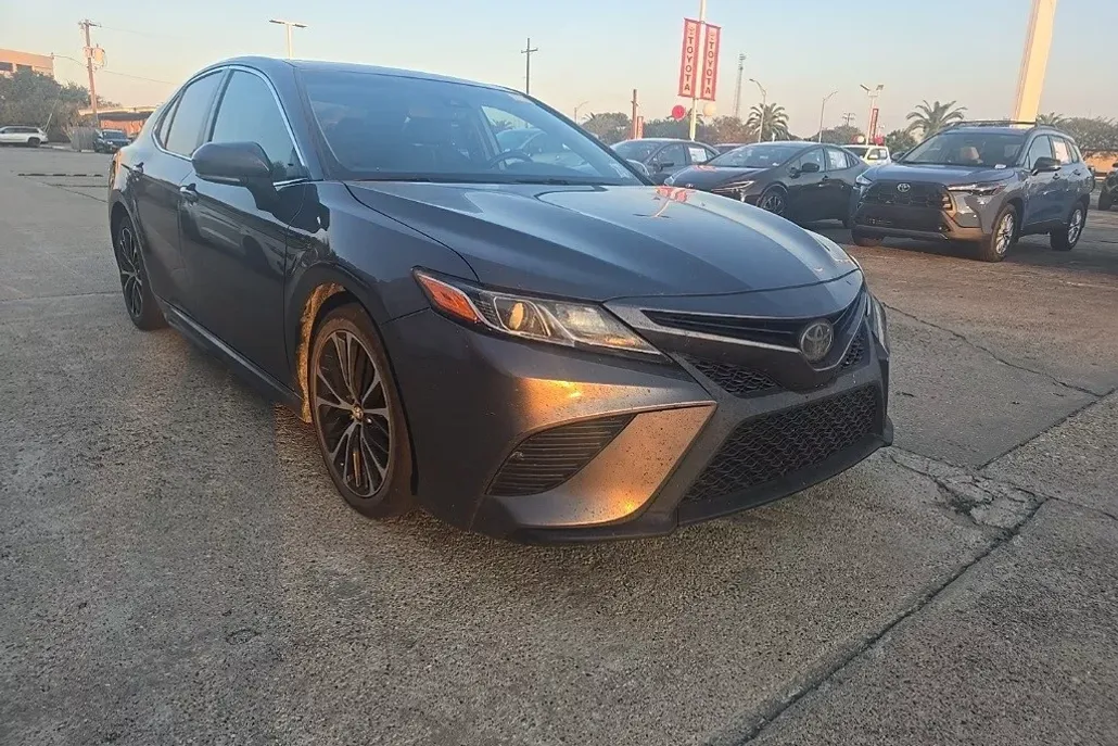 2018 Toyota Camry SE photo 1