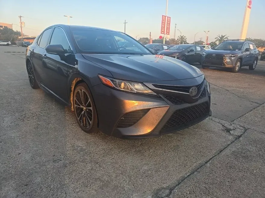 2018 Toyota Camry SE photo 1