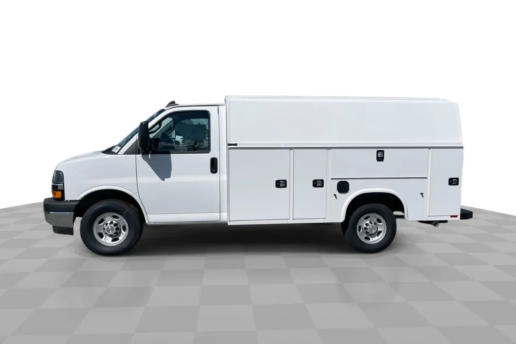 2025 Chevrolet Express Cutaway 3500 photo 1