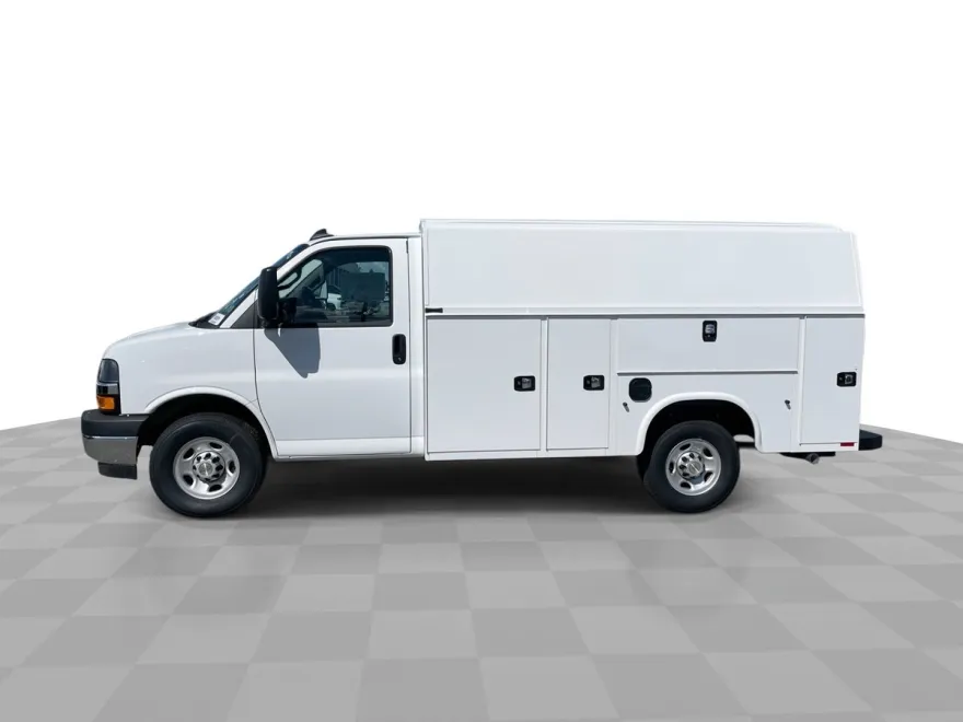 2025 Chevrolet Express Cutaway 3500 photo 1